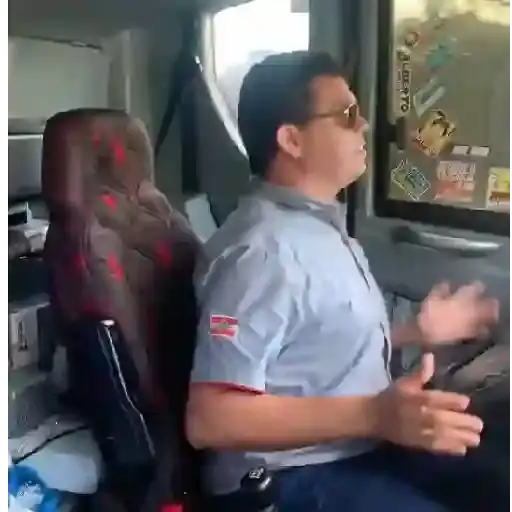 Hombre Expresivo — 3