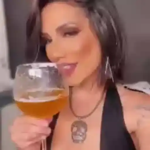 Mulheres Bebendo Cerveja — 3