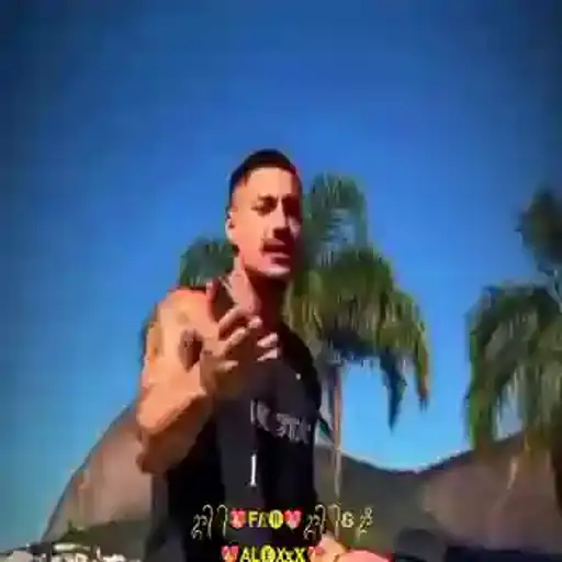 Homem Tatuado Dançando — 4