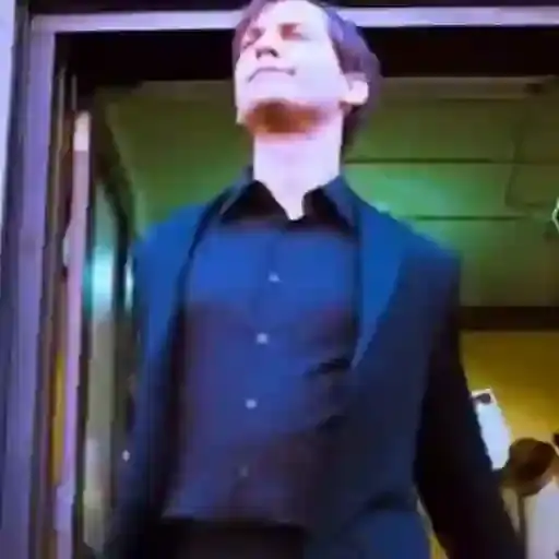 Hombre Mirando hacia Arriba — 4