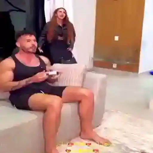 Hombre Sin Camisa — 2