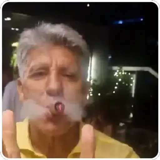 Pessoas Fumando — 2