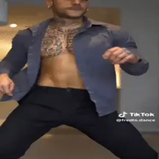 Homem Tatuado Dançando — 3