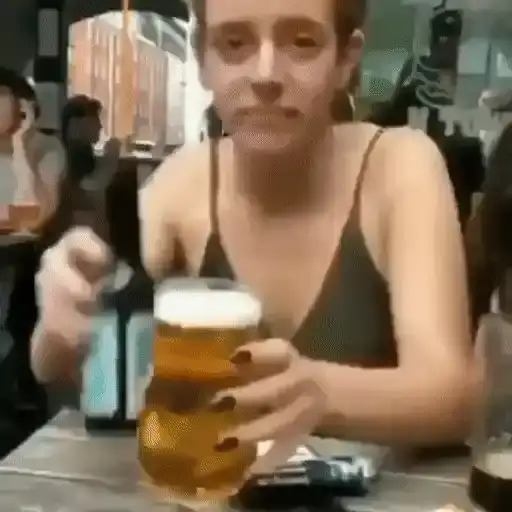 Mulheres Bebendo Cerveja — 4